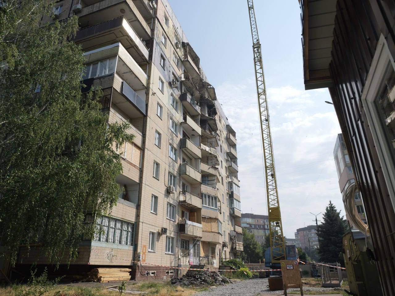 У партнерстві з німецьким фондом GIZ місто допомагає відновлювати криворіжцям житло, що постраждало від ракетних обстрілів 
