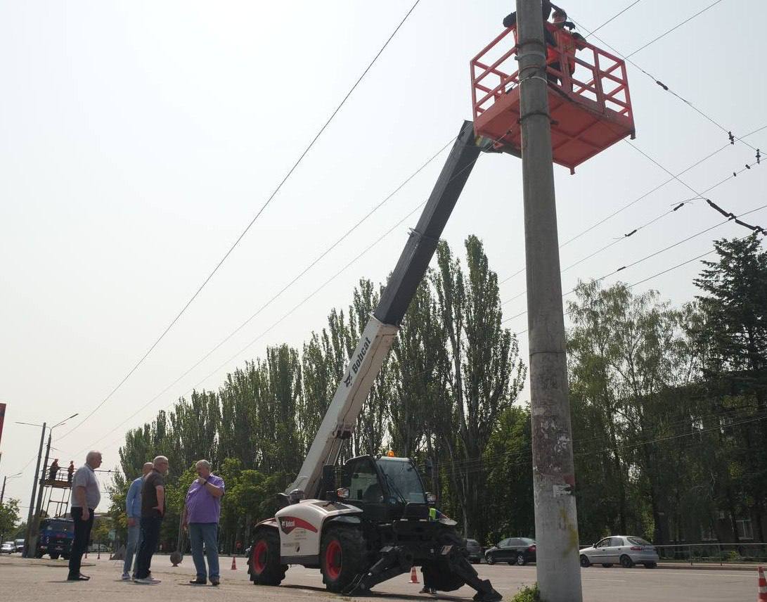 У Кривому Розі продовжують оновлювати рухомий склад та підтримувати стабільну роботу міськелектротранспорту. У 2025 році капітально відремонтують 9 тролейбусів та трамваїв, буде замінено близько 14 км контактних мереж. 
