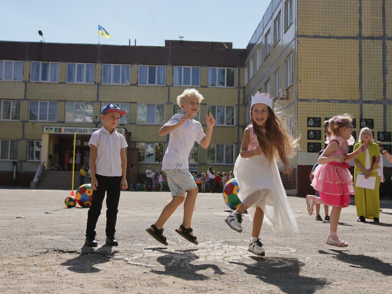  
Криворізьке літо добігає кінця: Близько 10 тисяч школярів весело, а головне, безпечно провели час на дитячих пришкільних майданчиках
