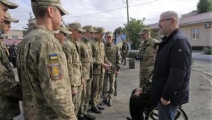 Головне, щоб коли виростуть наші криворізькі хлопці й підуть служити - не було поняття «передова», - О.Вілкул поспілкувався з військовослужбовцями та молоддю міста на «Дні відкритих дверей» в частині Нацгвардії 3011