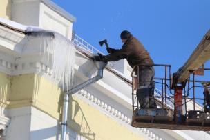 Комісія перевірить, як управителі, ОСББ, ЖСК і підприємці прибирають обмерзання і сніг з дахів своїх будинків