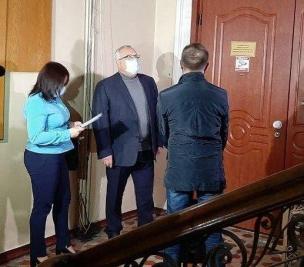 Мер Кривого Рогу з`явився до облпрокуратури за повісткою на 14.00 13.10.2020 для отримання підозри, запобіжного заходу та відсторонення від посади. Слідчий захворів, сказали викличуть в інший час