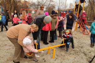 «Облаштування нового скверу по вулиці Співдружності - приклад конструктивної взаємодії жителів та керівництва міста. Приклад того, як разом можна вирішувати усі питання», - підкреслив мер Кривого Рогу Юрій Вілкул