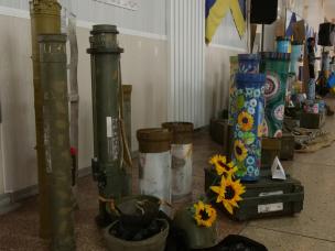 Мистецтво під час війни: У Кривому Розі відкрилась виставка «Дизайн перемоги» з розписаними воєнними артефактами