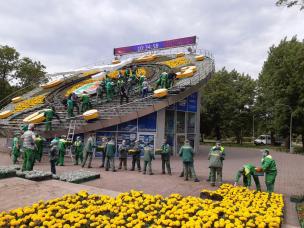 Криворізький квітковий годинник одягають у літнє вбрання