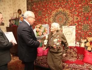 Мэр Юрий Вилкул поздравил ветеранов с 73-й годовщиной победы в Сталинградской битве