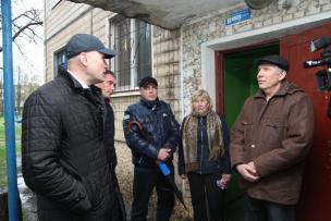 Євген Удод перевірив старт ремонтних робіт в одному з будинків, що переміг в конкурсі міської програми «Теплий дім»
