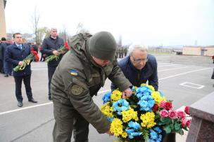 У Кривому Розі до  Дня Гідності і Свободи поклали квіти до пам`ятника генерал-майору Олександру Радієвскому