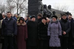 Тисячі криворіжців поклали квіти до пам`ятників та монумента «Перемога» з нагоди 74-ї річниці визволення Кривбасу від фашистських загарбників