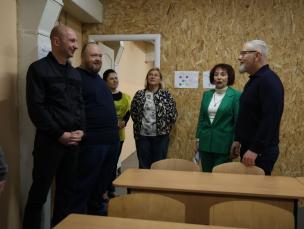 У Кривому Розі, навіть у складних умовах, створюються безпечні умови для освітнього процесу. Цього року у 66 закладах освіти буде облаштовано та покращено умови перебування в укриттях та завершено будівництво 3 протирадіаційних укриттів