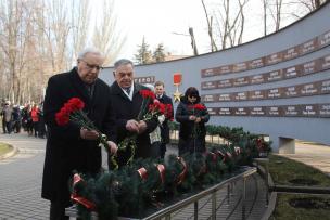 У день Визволення міста у Кривому Розі запалили факели пам’яті,  а центральним проспектом проїхав легендарний танк Т-34