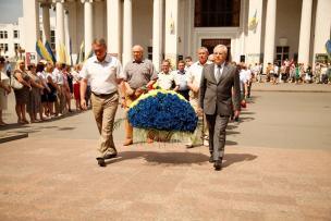 Ко Дню Конституции в Кривом Роге возложили цветы к памятнику Тарасу Шевченко