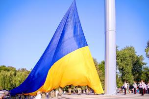 Над Кривим Рогом здійнявся величезний Державний Прапор України