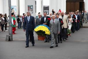 У Кривому Розі  до  Дня Конституції України  відбулося урочисте покладання     квітів до пам’ятника Т.Г. Шевченку