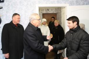 Мер Юрій Вілкул вручив ключі від капітально-відремонтованої квартири сиротам Віолетті і Денису Кравцовим