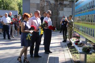 Кривий Ріг в жалобі: в день пам’яті загиблих під Іловайськом містяни поклали квіти до пам’ятника воїнам АТО
