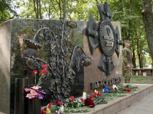О. Вілкул: Наші Герої будуть живі, поки жива пам`ять! Кривий Ріг вшановує пам`ять захисників, які віддали свої життя відстоюючи суверенітет України і робить все можливе для допомоги тим, хто зараз захищає нашу країну