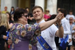 Мер Юрій Вілкул привітав юних криворіжців із завершенням навчального року