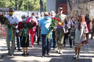 У день пам’яті загиблих під Іловайськом криворіжці поклали квіти до пам’ятника воїнам АТО