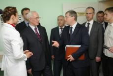 Прем’єр-міністр України Микола Азаров вручив криворізькій амбулаторії нове обладнання для дослідження крові