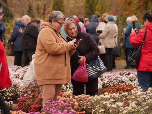 Справжня терапія для душі: слухачі Університету третього віку, який працює у місті завдяки підтримці Фонду Олександра Вілкула «Українська Перспектива», відвідали ботанічний сад з унікальними тематичними зонами