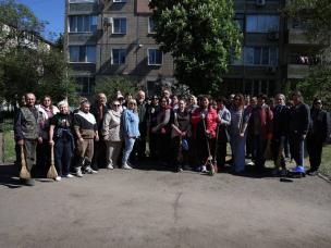 Десятки тисяч криворіжців взяли участь у Дні Довкілля. Впорядковали місця загального користування, прибудинкові території, дитячі і спортивні майданчики, парки, сквери, зелені та прибережні зони, інші місця відпочинку.