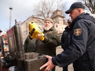 Олександр Вілкул: Продовжуємо надавати необхідну допомогу технікою та обладнанням нашим рятувальникам. З початку війни передали вже 26 спецавтомобілів, з допомогою яких рятувальники на «відмінно» виконують оперативні завдання