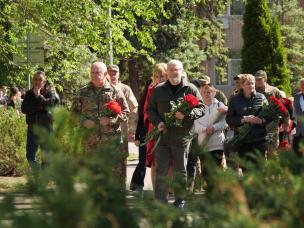 У Кривому Розі до Дня пам’яті та перемоги над нацизмом у Другій світовій війні урочисті заходи відбулися у всіх районах міста, криворіжці поклали квіти до монументу «Перемога» та запалили Факели пам’яті на знак поваги за всіма полеглими Героями