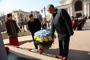 До 203-ї річниці з дня народження Тараса Шевченка     у Кривому Розі поклали квіти до пам`ятника Кобзареві