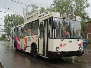 У Кривому Розі після капітального ремонту на лінію вийшов ще один оновлений тролейбус - вже 18-й з початку війни