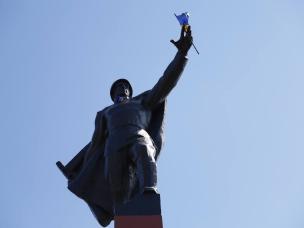 У Кривому Розі, в День пам’яті та перемоги над нацизмом, поклали квіти до Монументу «Перемога» та вшанували пам'ять полеглих в боротьбі за Україну Захисників і Захисниць